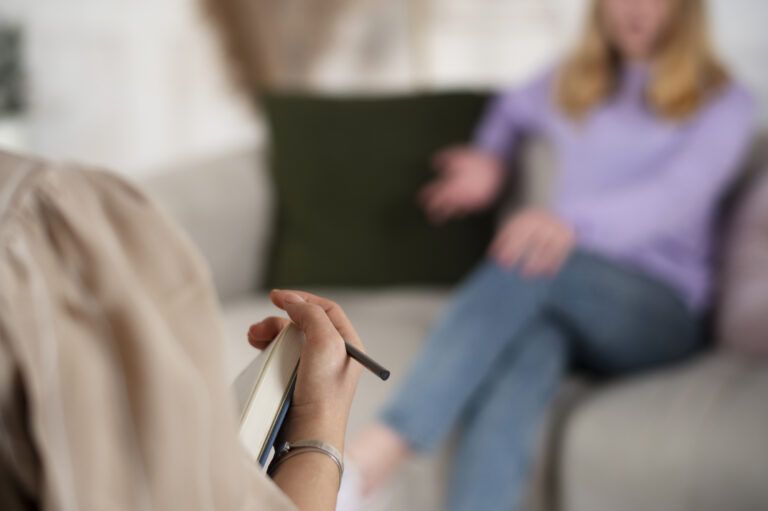 ¿Qué es la terapia Gestalt y cómo funciona para el crecimiento personal?